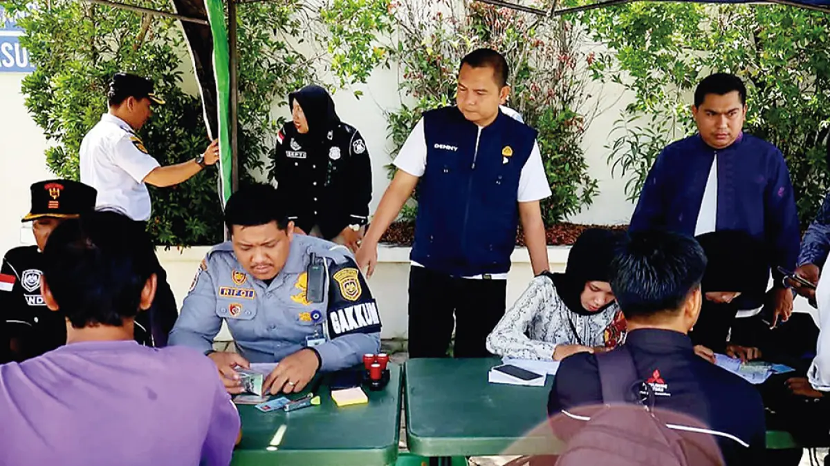 MENDATA: Petugas gabungan mendata pengendara yang kedapatan menunggak pajak kendaraan saat Operasi Simpatik&nbsp;di Jalan Soekarno-Hatta, Kamis (18/6/2026). (Bapenda Pekanbaru untuk riau pos)


