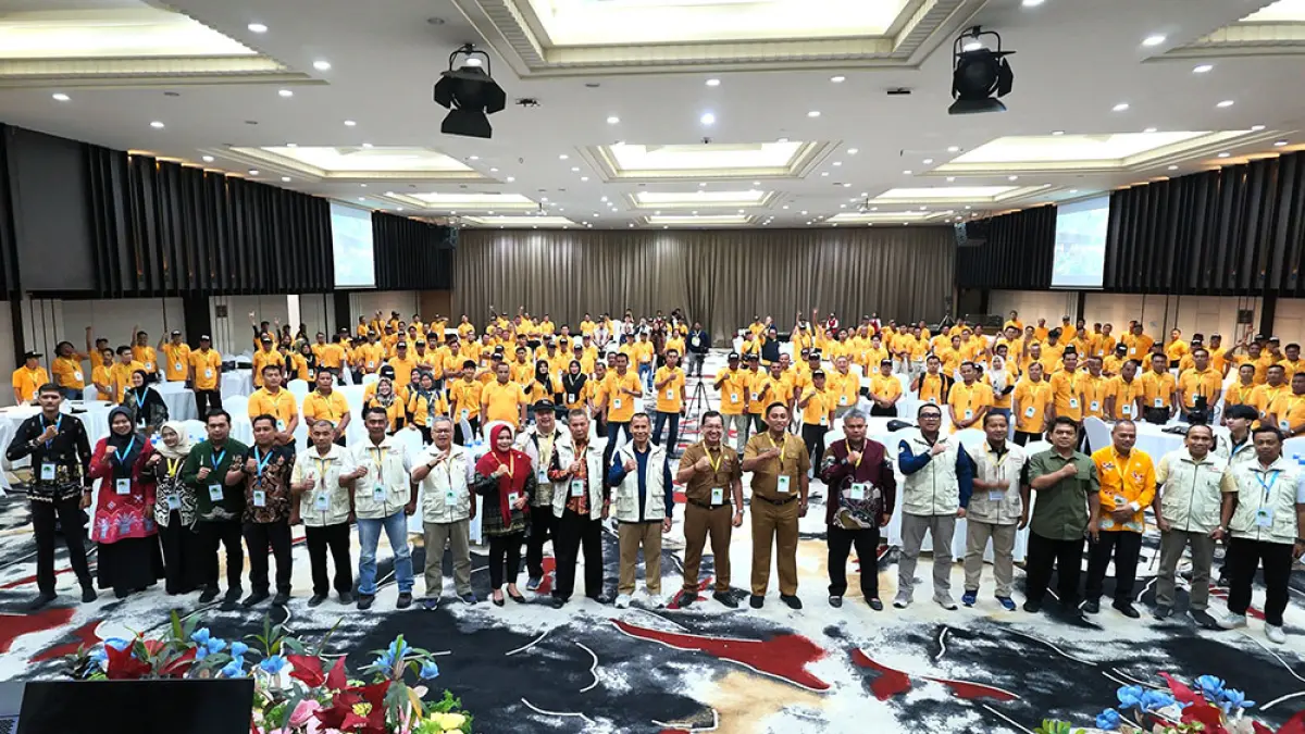 Para peserta yang berasal dari Kabupaten Kuantan Singingi foto bersama saat mengikuti pelatihan TBKS kerja sama BPDP-BPI Angkatan I-VI di Hotel Furaya, Kota Pekanbaru, Selasa (9/6/2026). (Best Planter Indonesia untuk riau pos)