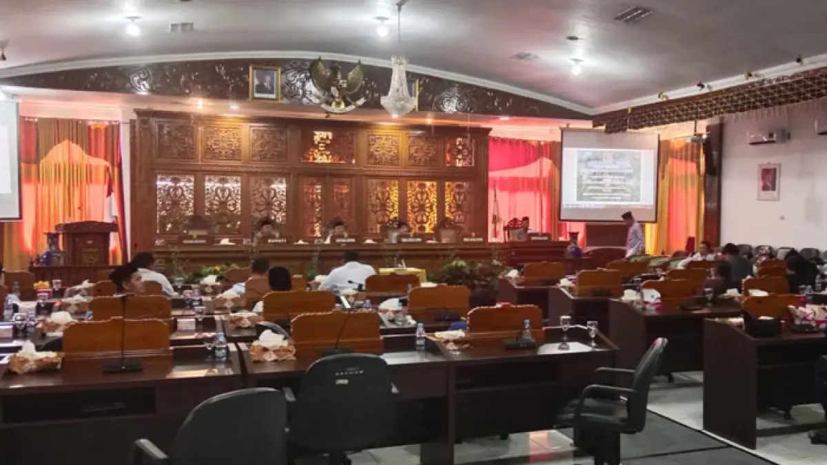 Paripurna DPRD tentang penyampaian pendapat akhir DPRD terhadap Ranperda perubahan SOTK, Jumat (19/6/2026) tidak kuorum dan harus ditunda pekan depan. (Desriandi Candra/Riaupos.co)