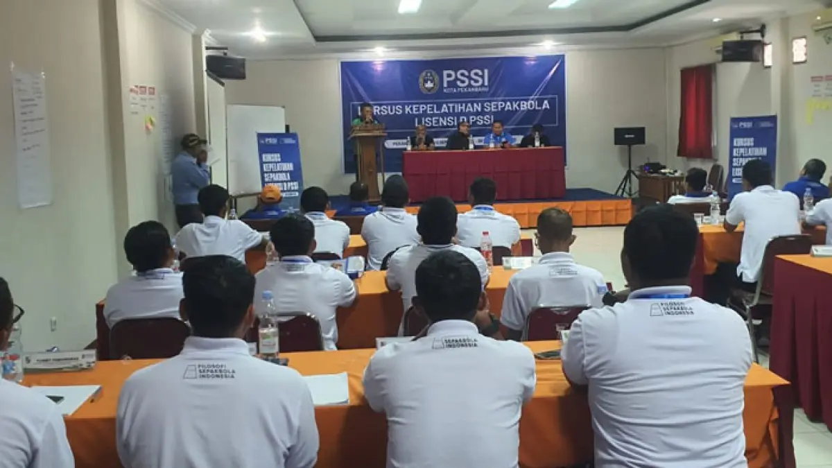 Peserta antusias saat ikut pelatihan pelatih sepakbola lisensi D yang digelar PSSI Pekanbaru, Desember 2025 lalu. (Denni Andrian/Riaupos.co)