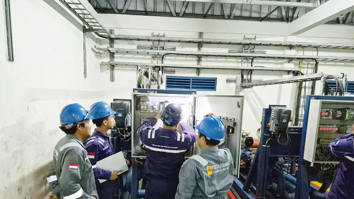 Petugas melakukan pemeriksaan guna memastikan unit pembangkit siap untuk kembali sinkron mendukung sistem kelistrikan. (PTPLN (PERSERO) UNTUK RIAU POS)