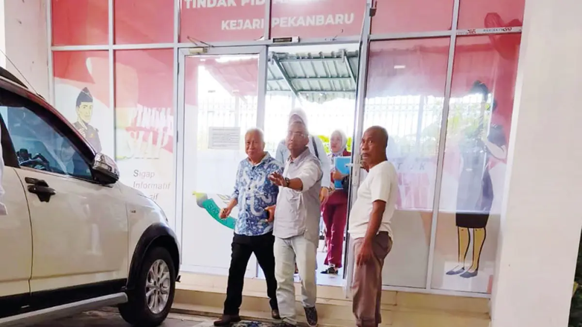 Rida K Liamsi didampingi keluarga keluar dari Ruang Tahap II Tindak Pidana Umum Kejaksaan Negeri Pekanbaru, Kamis (18/6/2026). (KEJARI PEKANBARU UNTUK RIAU POS)
