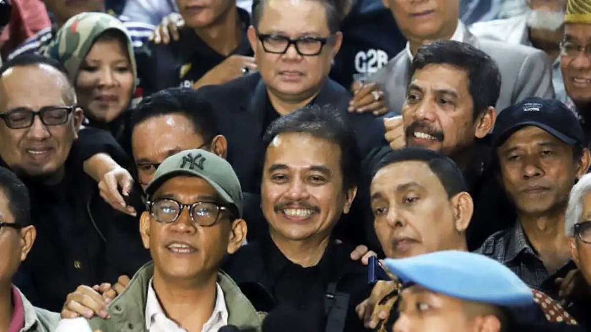 Roy Suryo dan dua rekannya usai menjalani pemeriksaan perdana sebagai tersangka kasus dugaan tudingan ijazah palsu Presiden ke-7 Indonesia Joko Widodo di Mapolda Metro Jaya, Jakarta, Kamis (13/11/2025). (Dery Ridwansah/JawaPos.com)