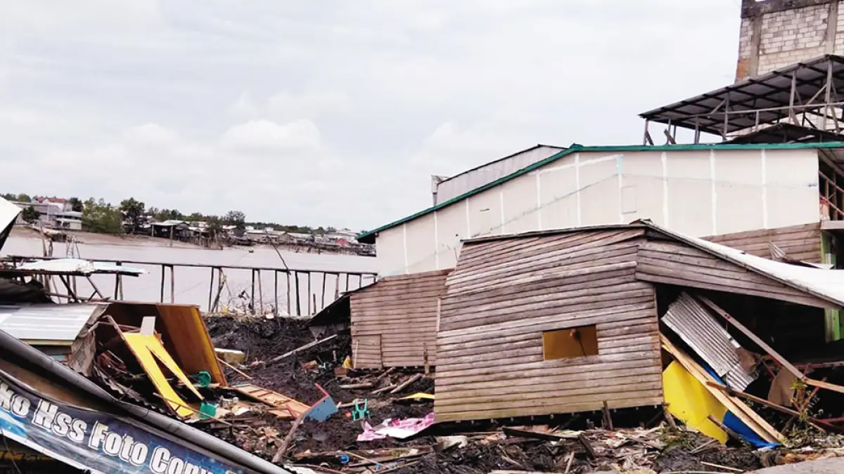 RUSAK: Bangunan rumah dan toko di kawasan Pasar Kuala Enok, Jalan Merdeka, Kecamatan Tanah Merah, Kabupaten Inhil yang rusak diterjang abrasi, Kamis (18/6/2026). (WARGA UNTUK RIAU POS)