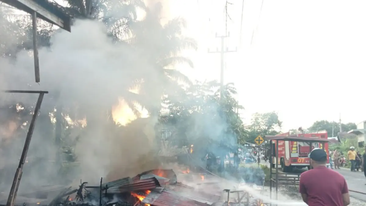 Sebuah bengkel motor di Simpang Empat Kecamatan Sentajo Raya, Jumat (19/6/2026) petang hangus di lalap api. (Satpol PP-PKP Kuansing untuk Riaupos.co)