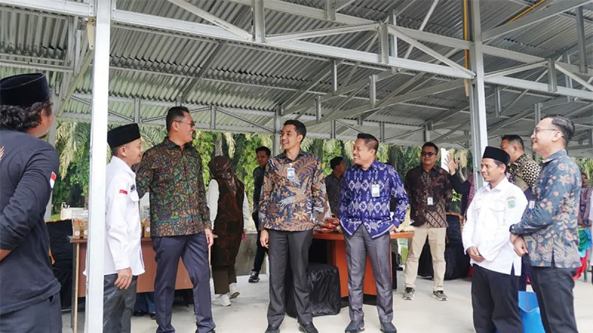 SEVP BRI Muhammad Candra Utama, bersama Group Head BRILink Hari Basuki dalam kunjungan ke Desa Empang Baru, Kecamatan Lubuk Dalam, Kabupaten Siak, baru-baru ini. BRI untuk Riaupos.co