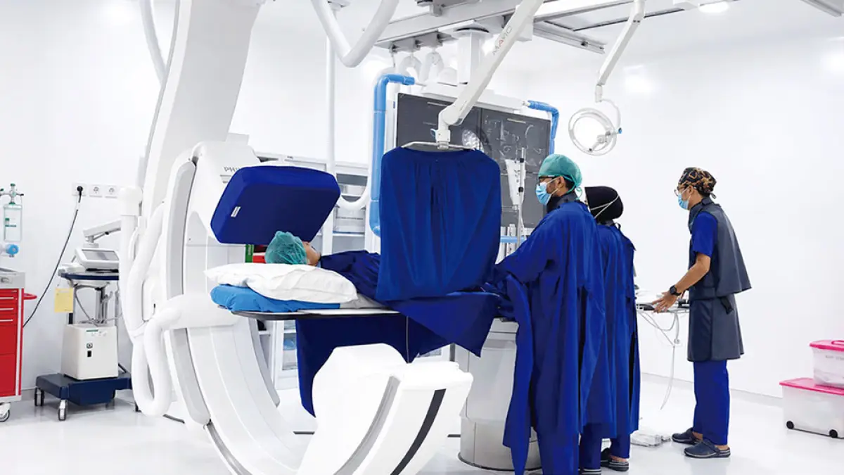 Tim dokter spesialis jantung RS Awal Bros Panam sedang menangani pasien menggunakan fasilitas Cathlab modern, beberapa waktu lalu. Layanan ini kini dapat diakses oleh peserta BPJS Kesehatan, asuransi, dan pasien umum. (AWALBROS UNTUK RIAU POS)