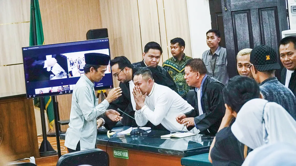  Ustaz Abdul Somad bersalaman dengan Gubernur Riau nonaktif Abdul Wahid usai menjadi saksi yang meringankan dalam sidang Tipikor pada Pengadilan Negeri Pekanbaru, Kamis (18/6/2026). (MHD AKHWAN/RIAU POS)