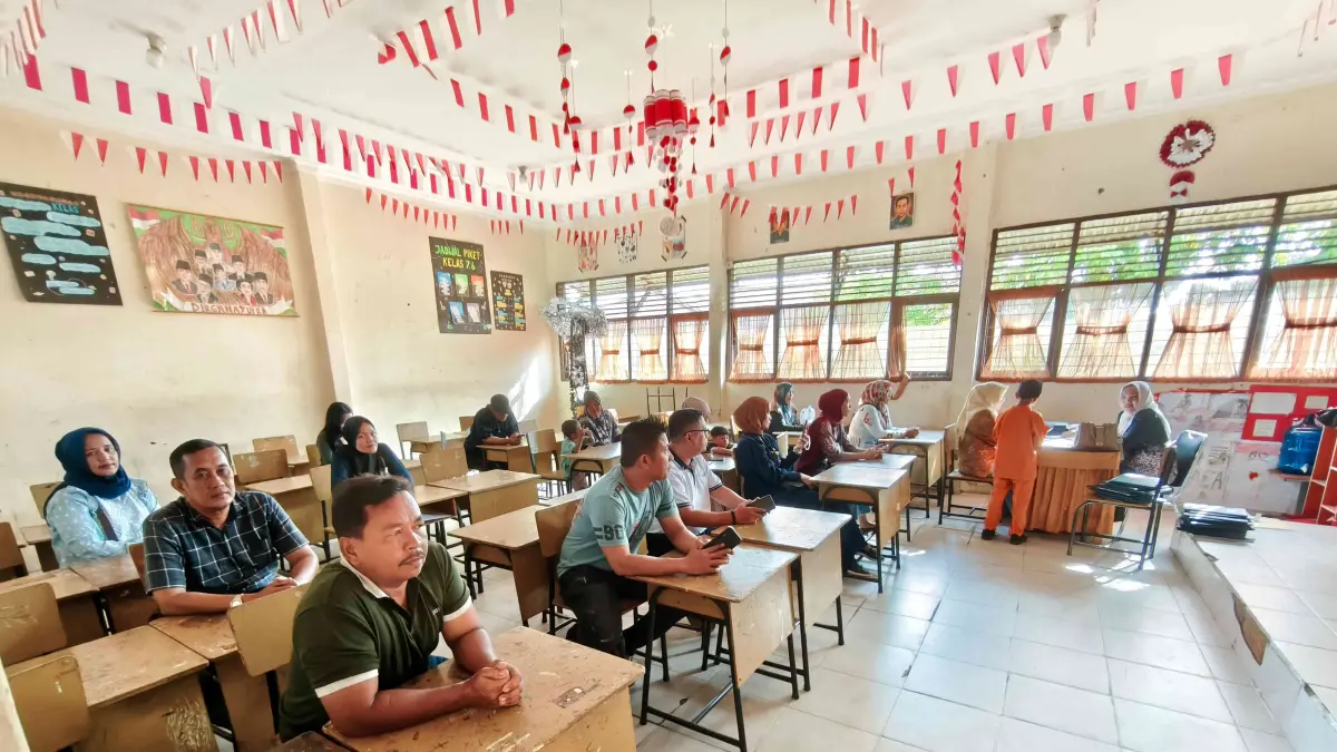Ambil Rapor : Wali Murid Laki-laki turut serta mengambil rapor anaknya di SMPN 22 Pekanbaru, Jumat (19/6/2026). ft : EVAN GUNANZAR/RIAU POS