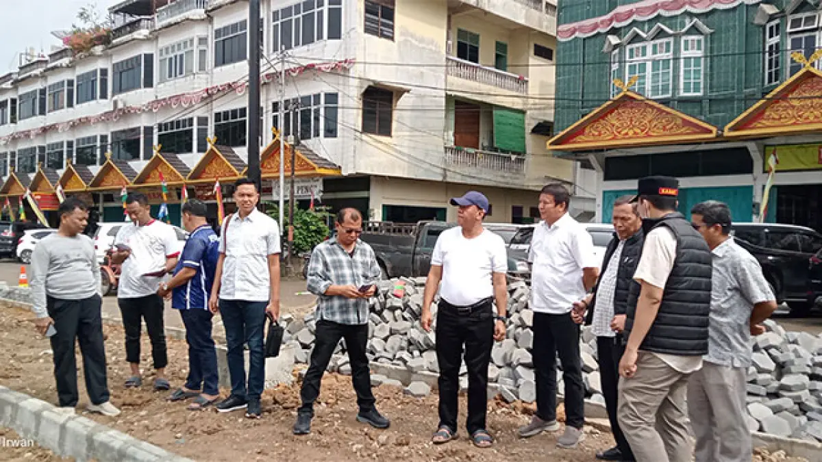 Bupati Suhardiman Amby bertemu Wabup Inhu Hendrizal saat meninjau persiapan pelaksanaan MTQ Riau. (Istimewa)