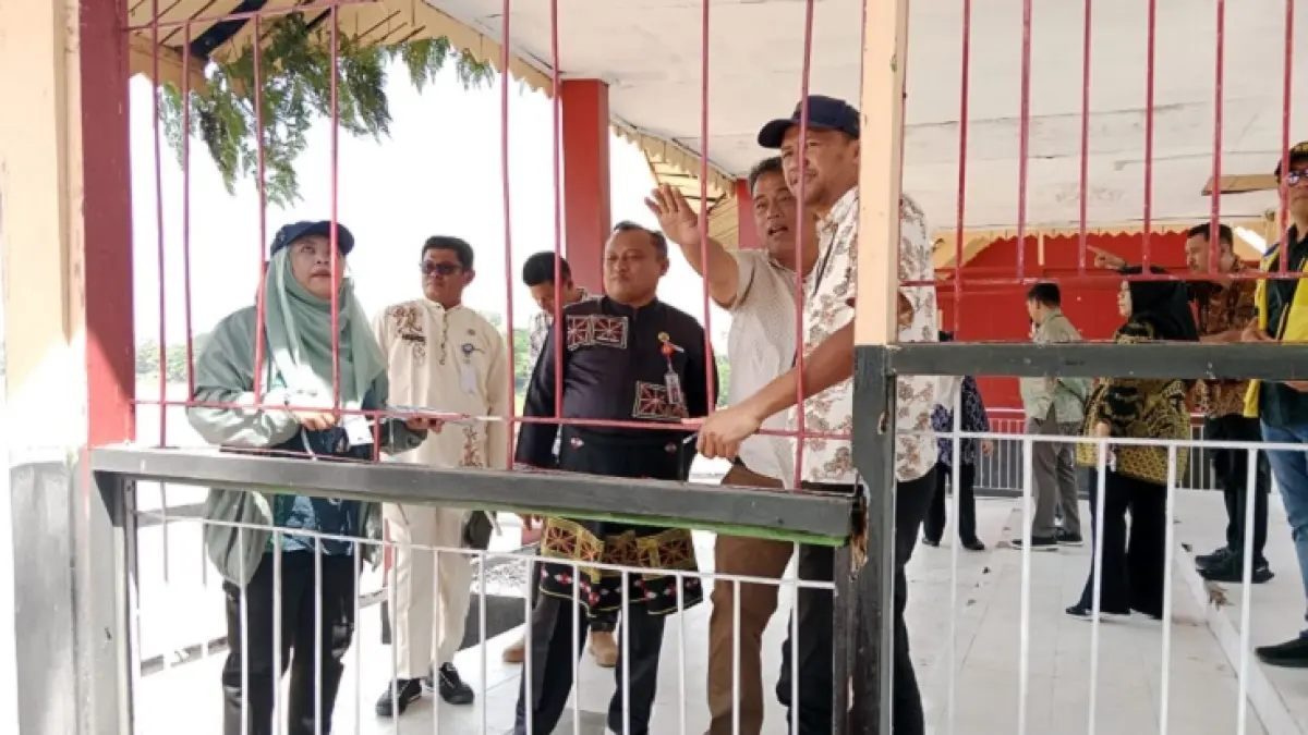 Kepala Dinas PUPR Ade Fahrer ST bersama Kepala Balai Penataan Bangunan Prasarana dan Kawasan Provinsi Riau, Prasetyo Budi Luhur ST saat meninjau Tepian Narosa Telukkuantan, Jumat (19/6/2026) sore. (Desriandi Candra/Riaupos.co)