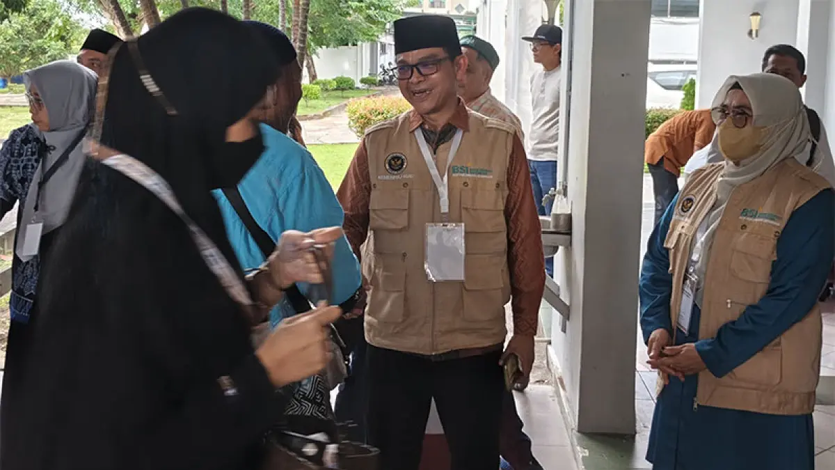 Kepala Kemenhaj Riau Defizon saat menyambut kedatangan jemaah haji Kloter BTH 18 di Batam. (Istimewa)