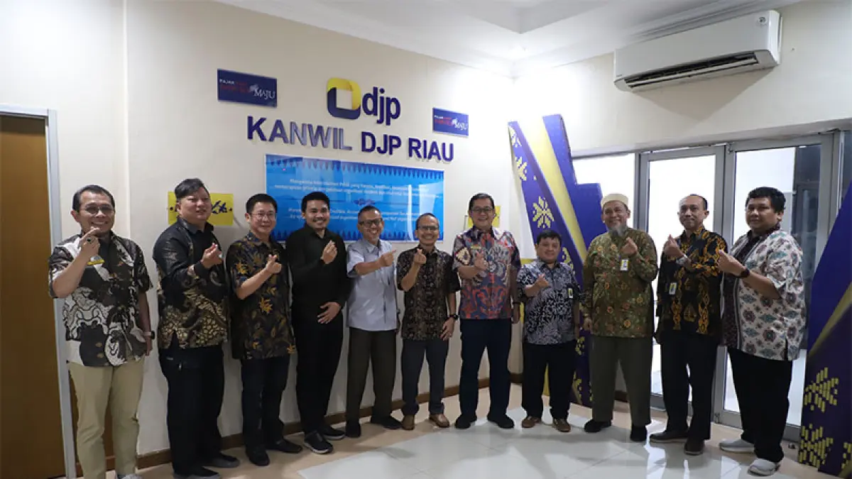 Ketua Harian IKTS Nata Hedy Nyo (dua kiri) bersama Pengurus IAPI Riau Duni Kartono PhD (tiga kiri) foto bersama Kepala Kanwil DJP Riau, YFR Hermiyana saat audiensi di Kantor DJP Riau Jalan Jenderal Sudirman Pekanbaru, Jumat (19/6/2026). IKTS Pekanbaru