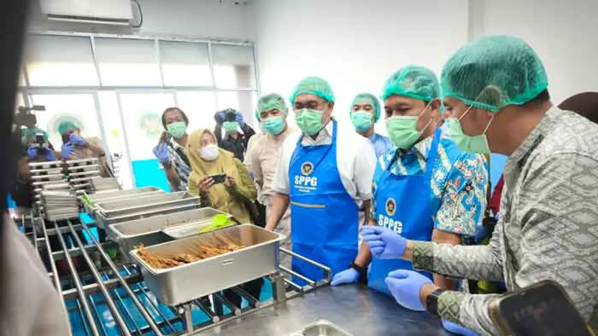 Ketua Komisi VI DPR-RI Andre Rosiade (empat kanan) didampingi Wali Kota Pekanbaru Agung Nugroho (dua kanan) meninjau dapur SPPG di Labuh Baru Barat, Kecamatan Payung Sekaki, Pekanbaru, Jumat (19/6/2026). M ALI NURMAN/RIAU POS