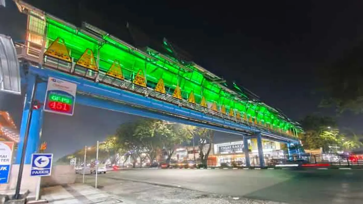 Koridor jembatan penyeberangan orang depan Sukaramai Trade Centre di Jalan Jenderal Sudirman Pekanbaru dipasang lampu penerangan warna-warni, Jumat (19/6/2026). EVAN GUNANZAR/RIAU POS 