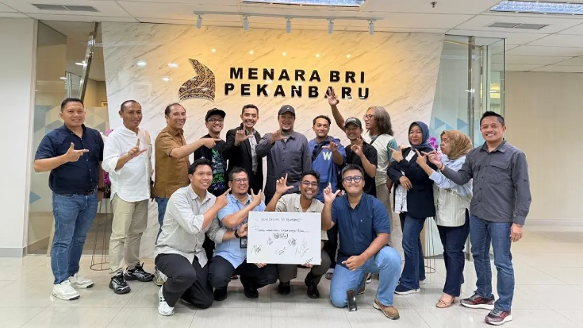 Manajemen BRI Region 2 Pekanbaru foto bersama grup band Letto saat tiba di Pekanbaru, Jumat (19/6/2026) malam. (Humas BRI)