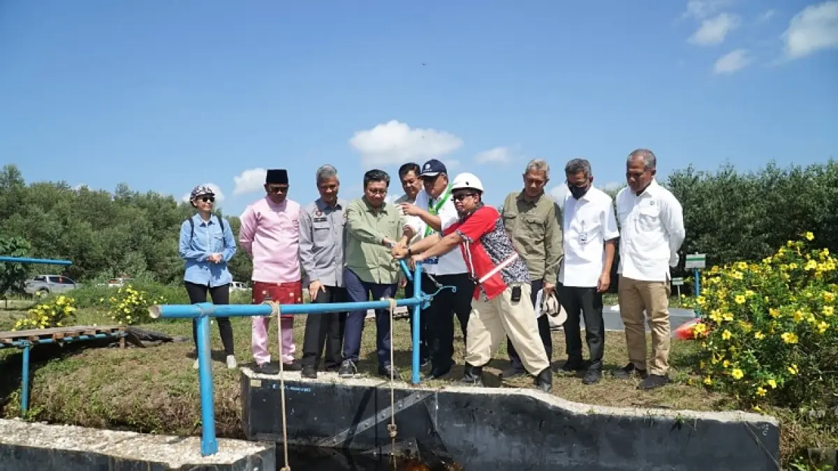 Menteri Lingkungan Hidup/Kepala BPLH, Moh Jumhur Hidayat, meninjau langsung sistem berbagi air (water sharing) dan pemantauan emisi di area operasional PT Riau Andalan Pulp and Paper (RAPP), Kabupaten Pelalawan, Provinsi Riau.
