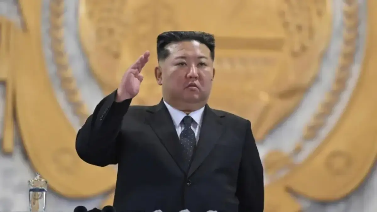 Pemimpin Korea Utara Kim Jong Un memberi isyarat saat parade militer memperingati ulang tahun ke-80 Partai Buruh Korea (WPK) yang berkuasa di Pyongyang, Korea Utara. (KCNA via Reuters)