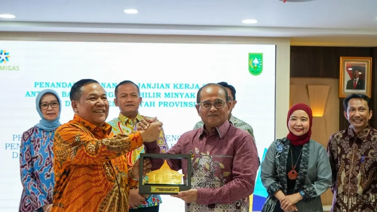 Plt Gubernur Riau, SF Hariyanto (kiri) bersama Kepala BPH Migas, Wahyudi Anas di Aula Cendrawasih Lantai G Kantor BPH Migas, Jakarta Selatan, pada Jumat (19/6/2026). (Diskominfo Riau)&nbsp;