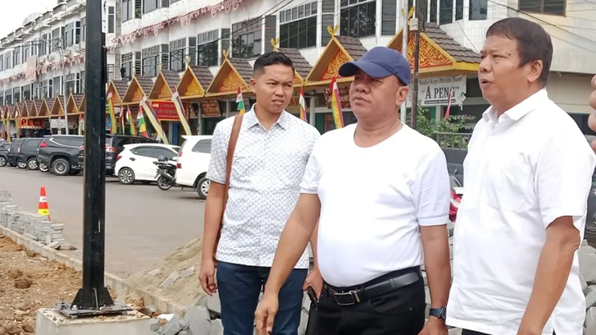Wabup Inhu Ir H Hendrizal MSi bertemu dengan Bupati Kuansing Dr H Suhardiman Amby MM saat peninjauan lokasi Astaqa MTQ Riau di Telukkuantan, Sabtu (20/6/2026). (Desriandi Candra/Riaupos.co)