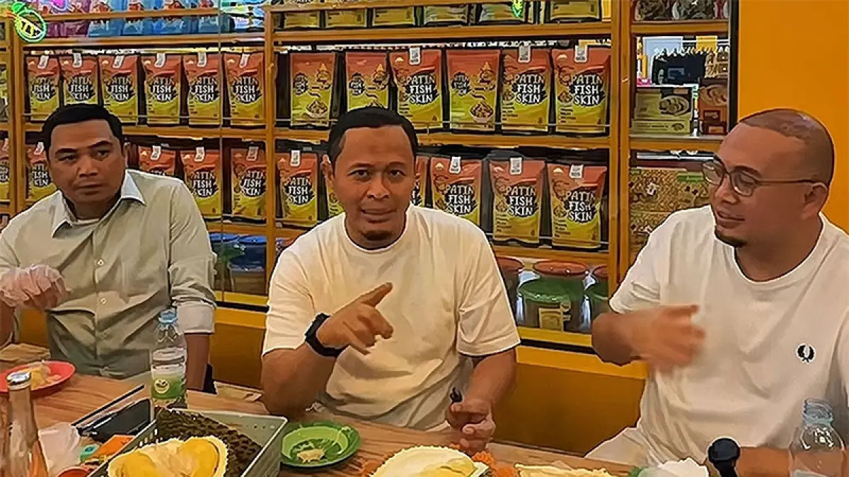 Wako Pekanbaru Agung Nugroho bersama Ketua Komisi VI DPR-RI Andre Rosiade mencicipi durian di Pekanbaru, baru-baru ini. (ISTIMEWA)