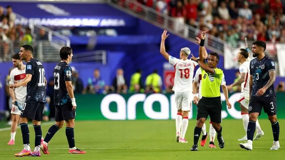 Wasit Ivan Barton memberikan kartu merah kepada pemain Paraguay Miguel Almiron (#10) karena menutupi mulutnya selama konfrontasi. (Dean Mouhtaropoulos/Getty Images)