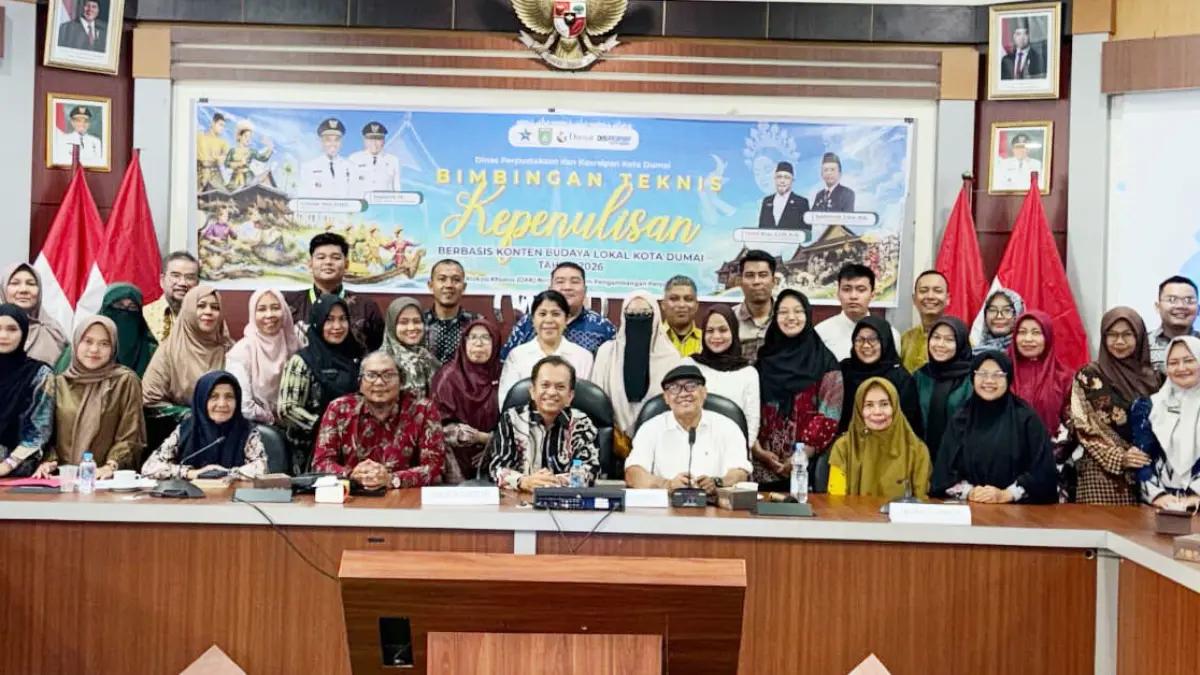 Kepala Dinas Perpustakaan dan Kearsipan Kota Dumai, Syahrinaldi (duduk, empat kanan) foto bersama dengan para peserta, intrukstur, dan panitia usai kegiatan Bimbingan Teknis Kepenulisan Berbasis Konten Lokal Kota Dumai, di Pendopo Pemkot Dumai, Kamis (11/6/2026).dispersip dumai untuk riau pos 