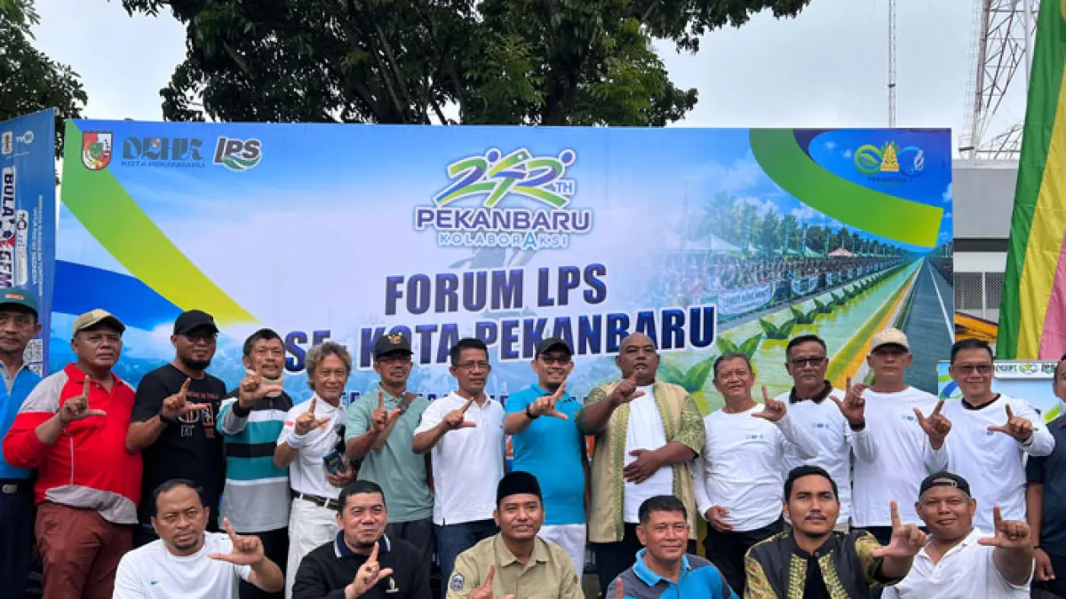 Forum LPS Se-Kota Pekanbaru ikut berpartisipasi memeriahkan Festival Talam Durian terpanjang di dunia, Ahad (21/6/2026) di Jalan Sudirman Kota Pekanbaru. Ketua Umum Forum LPS, Suprapto (lima dari kanan berbaju batik Melayu Pekanbaru) berfoto bersama para ketua LPS. (Istimewa)