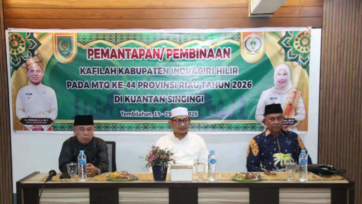 Asisten III Setdakab Inhil H Padillah membuka pemusatan latihan dan pembinaan kafilah Inhil menjelang MTQ Riau ke- 44 di salah satu Hotel di Tembilahan, Ahad (21/6/2026). (Istimewa)