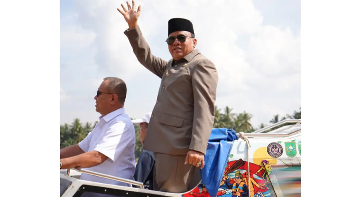 Bupati Kuansing Dr H Suhardiman Amby MM bersama Ketua DPRD Kuansing H Juprizal SE. MSi menyapa masyarakat Kuansing saat final pacu jalur Tepian Burondo Kecamatan Pangean, Ahad (21/6/2026).(Istimewa)