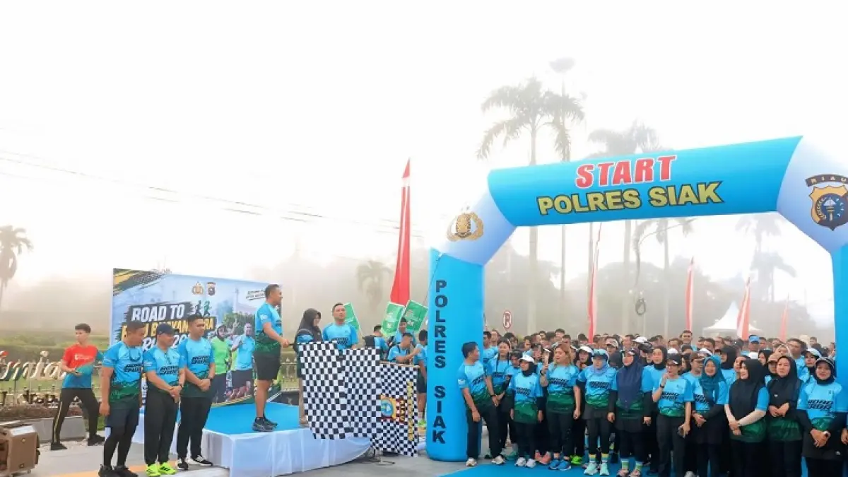 Bupati Siak Afni bersama Kapolres Sepuh melepas Road To Bhayangkara Run Polres Siak 2026 di depan Istana Asserayah Alhasyimiah Siak Kota, Ahad (21/6/2026). (Polres Siak)
