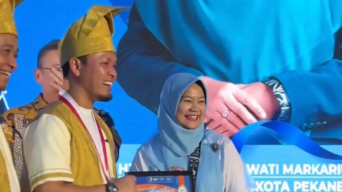 Direktur RS Awal Bros Hangtuah, dr Linda Devita, MHKes menerima penghargaan dari Wali Kota Pekanbaru, Agung Nugroho. (RS Awal Bros)