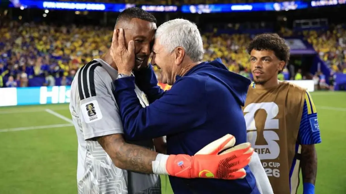 Eloy Room dipeluk oleh para pemain dan staf Curaçao setelah penampilan bersejarahnya. (Maja Hitij-FIFA/FIFA via Getty Images)