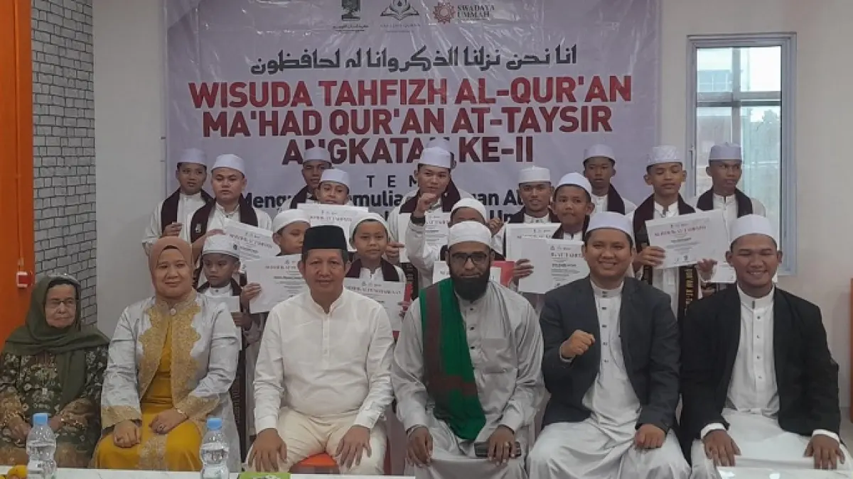 Foto bersama Wisuda Ke-II Ma’had Qur’an At-Taysir di Aula Almaz Fried Chicken Panam, Pekanbaru, Sabtu (20/6/2026).. (Istimewa)
