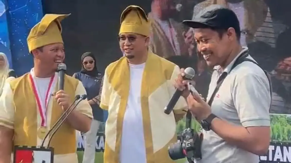 Jurnalis Riau Pos saat menerima hadiah umroh dari Wali Kota Pekanbaru Agung Nugroho saat acara Festival Kue Talam Durian di Kawasan CFD Pekanbaru, Ahad (21/6/2026). (Istimewa)