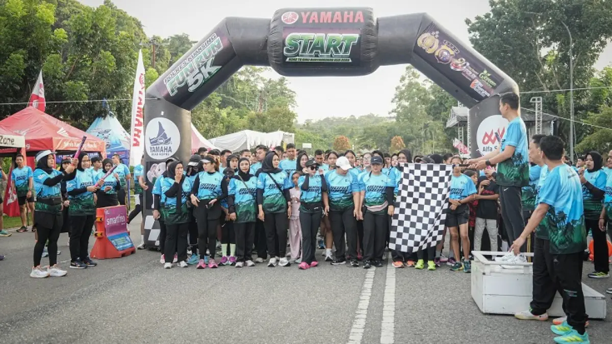 Kapolres Kuansing AKBP Hidayat Perdana SH SIK MH melepas ribuan peserta lari Polres Kuansing Bhayangkara Run, Ahad (21/6/2026) pagi. (Desriandi Candra/Riaupos.co)