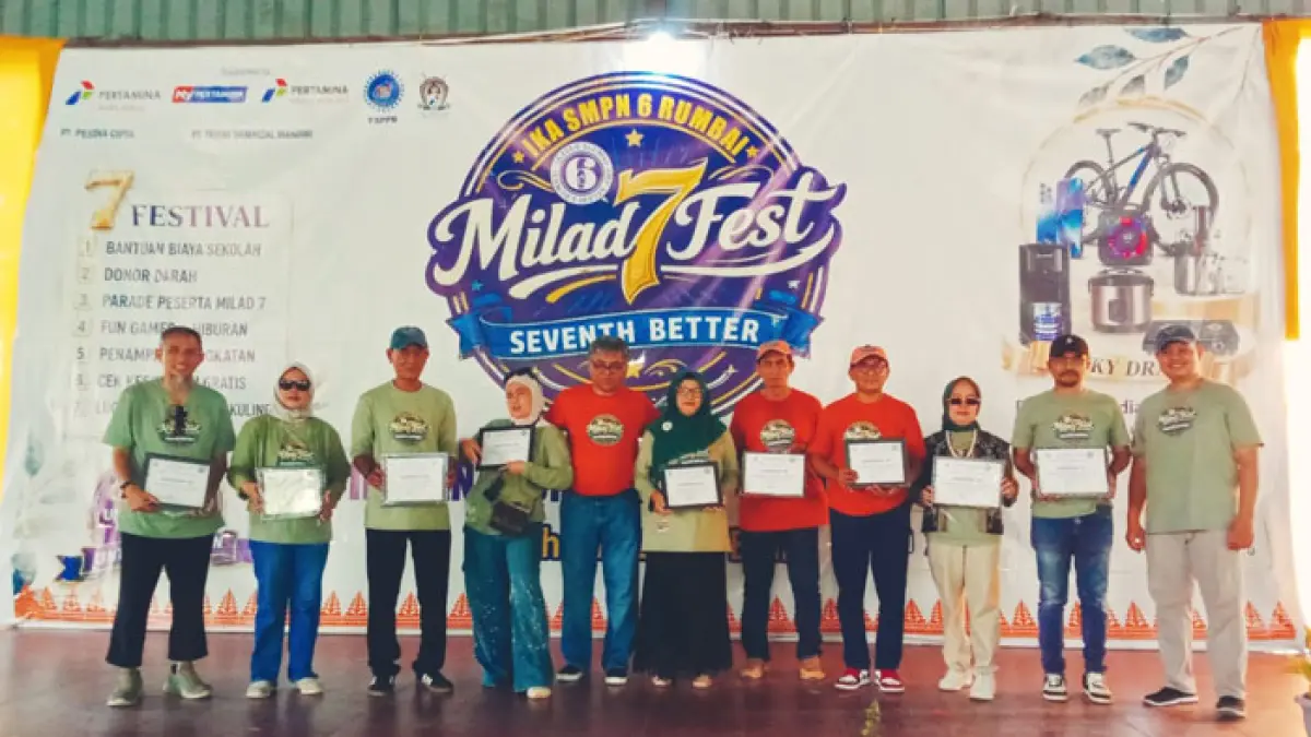 Ketua Umum IKA SMPN 6 Rimbai Pekanbaru Amirsyal Umar MM (tengah) foto bersama para alumni IKA SMPN 6 Rimbai Pekanbaru saat milad ke-7, Ahad (21/6/2026). (Istimewa)