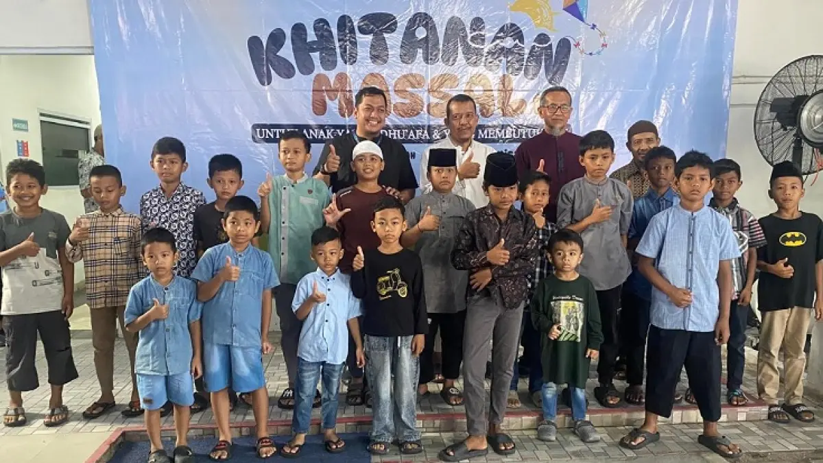 Ketua Yayasan Nadwah Islamiyah, Ir Mashudi, penanggung jawab kegiatan, dr Ferdy Tryanda, Ketua Divisi Sosial RJIC, Daryanto dan Ketua Janaiz RJIC, Heri Nofalis foto bersama perwakilan para peserta khitan di RSIA Annisa, Ahad (21/6/2026). (Istimewa)