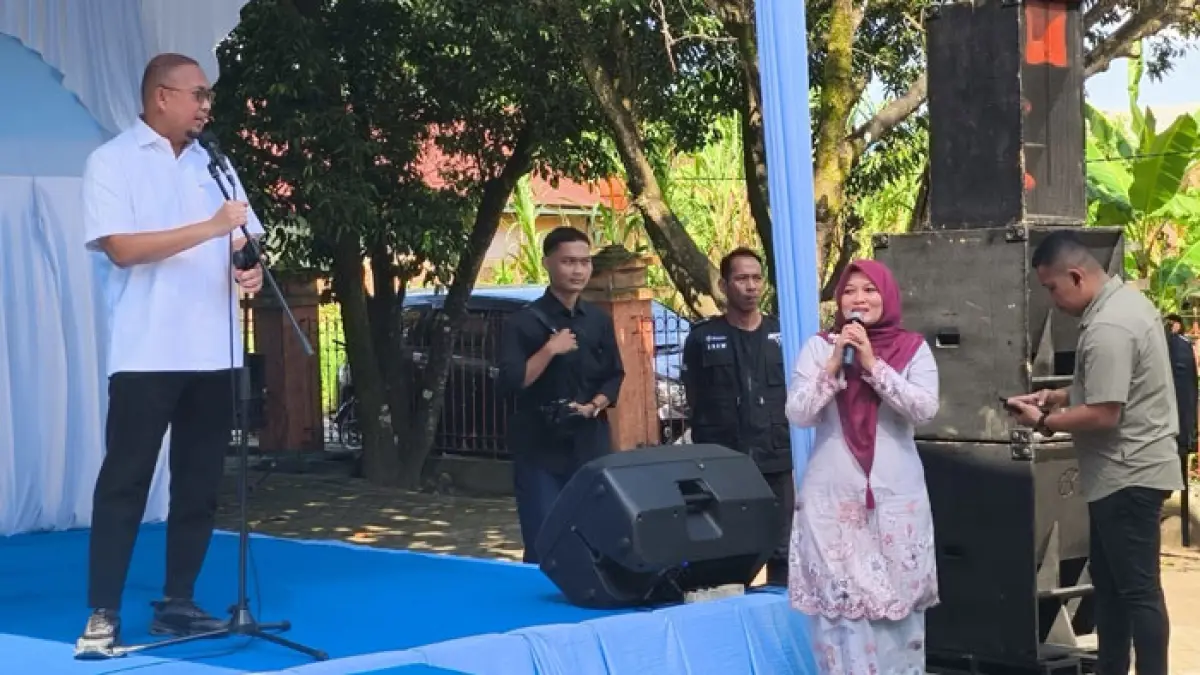 Landriani Kepsek SDN 168 berdialog langsung dengan Ketua Komisi VI DPR-RI Andre Rosiade, Jumat (19/6/2026) lalu. Andre Rosiade dibawa oleh Wako Pekanbaru Agung Nugroho berkunjung ke sekolah tersebut. (M Ali Nurman/Riaupos.co)