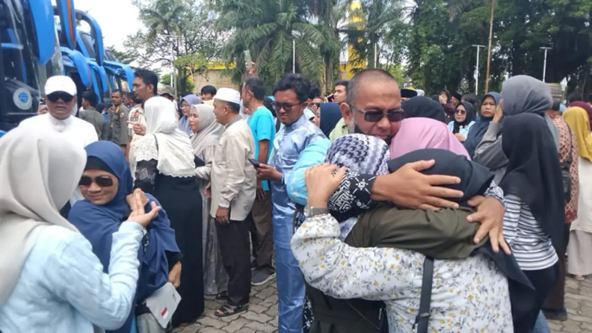 Para keluarga menjemput jemaah haji, mereka terharu dan menangis bahagia. (Istimewa) 