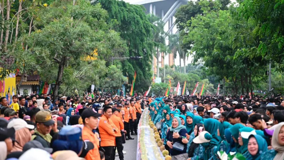 Pemko Pekanbaru berhasil menghadirkan kue ketan talam durian sepanjang 1 kilometer yang secara resmi dinobatkan oleh MURI sebagai kue ketan talam durian terpanjang di dunia, Ahad (21/6/2026). (Istimewa)