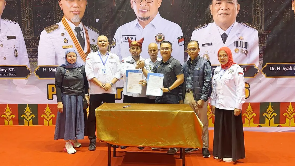 Penandatanganan kerja sama antara Ketua DPW IKM Riau Suharmansyah dan Kepala Cabang Bank Nagari Pekanbaru Helfiyanrika, disaksikan Direktur Keuangan Bank Nagari Roni Edrian, Sabtu (20/6/2026).BANK NAGARI UNTUK RIAU POS 