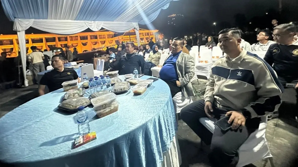 Plt Gubri SF Hariyanto saat mengikuti Nobar Piala Dunia 2026 di halaman kantor gubernur Riau, Ahad (21/6/2026) dini hari. (Biro Adpim Riau)
