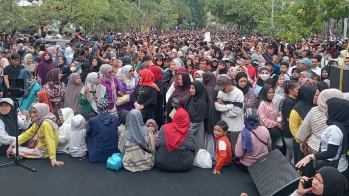 Ribuan masyarakat Kota Pekanbaru terlihat antusias memadati kawasan CFD Pekanbaru untuk menyaksikan langsung pemecahan Rekor MURI Kue Talam Durian di Jalan Jenderal Sudirman, Ahad (21/6/2026). (Prapti Dwi Lestari/Riaupos.co)