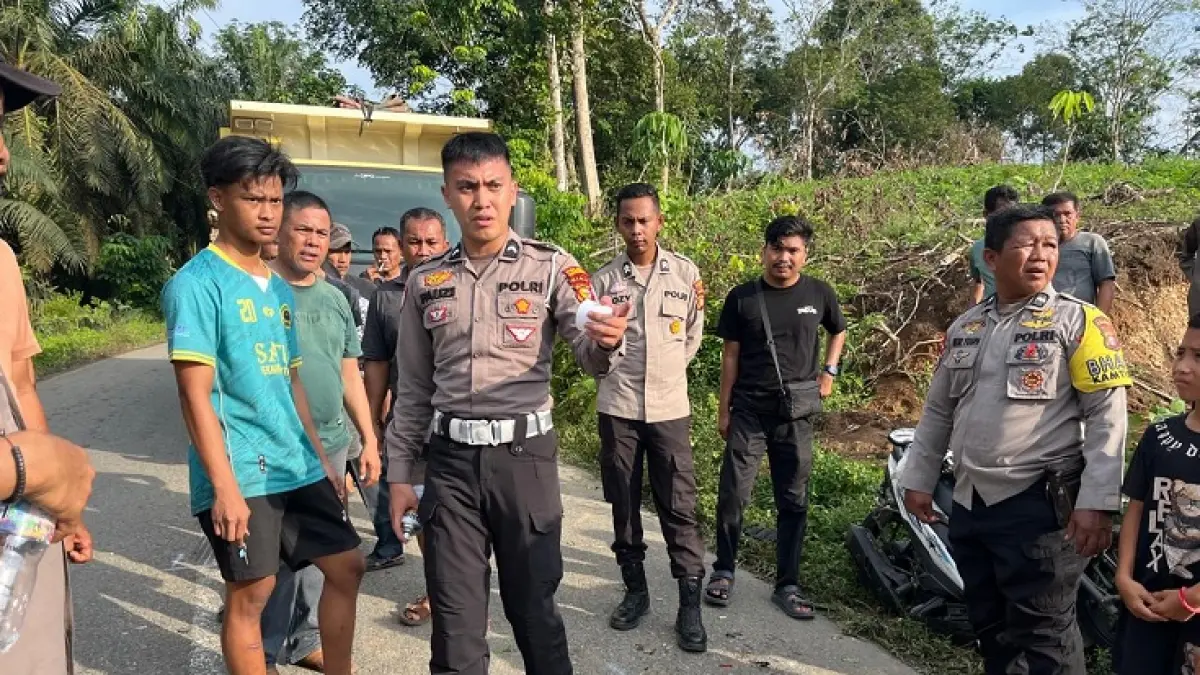 Unit penegakkan hukum Satlantas Polres Kuansing melakukan olah TKP usai kejadian kecelakaan lalu lintas di jalan lintas kabupaten, Desa Seberang Cengar Kecamatan Kuantan Mudik, Sabtu (20/6/2026). (Satlantas Polres Kuansing)