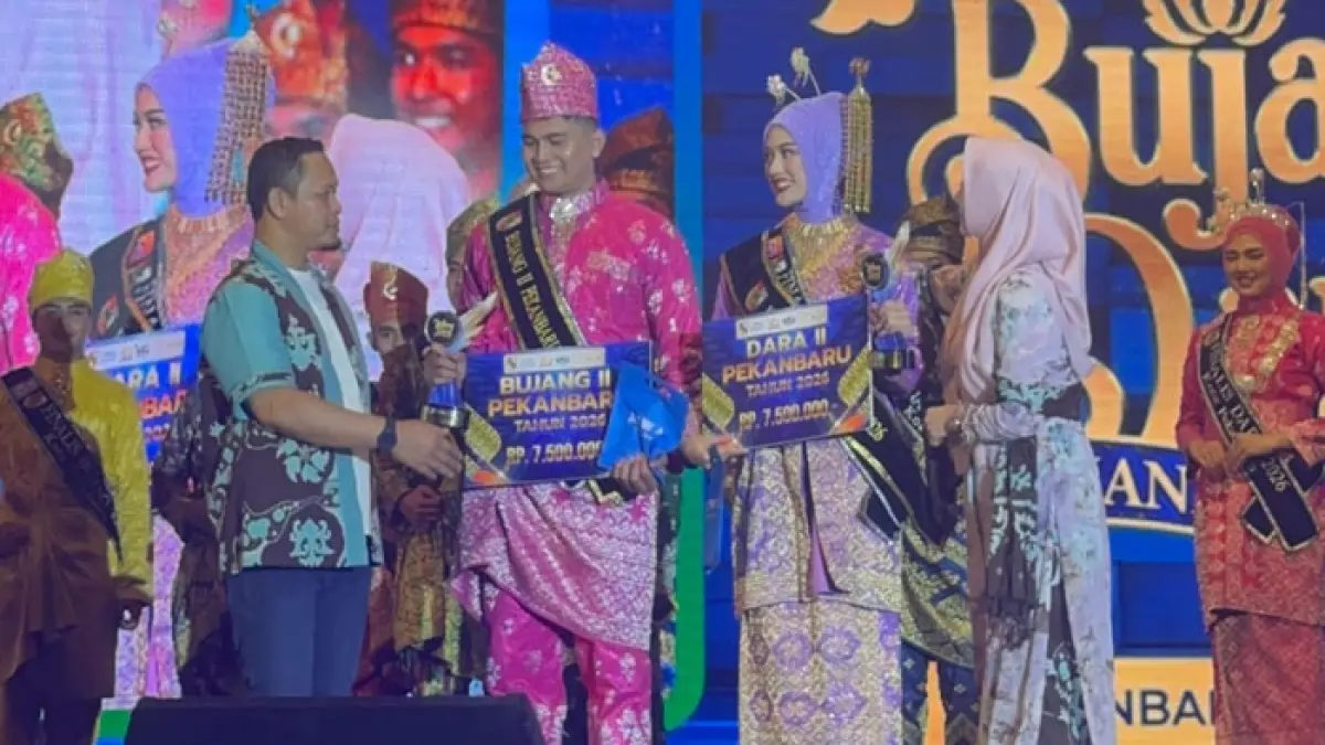 Wako Pekanbaru Agung Nugroho didampingi Ketua TP PKK Pekanbaru Sulastri Agung menyerahkan hadiah pada pemenang Bujang Dara Pekanbaru 2026, Sabtu (20/6/2026) malam di MPP Pekanbaru. (Istimewa)