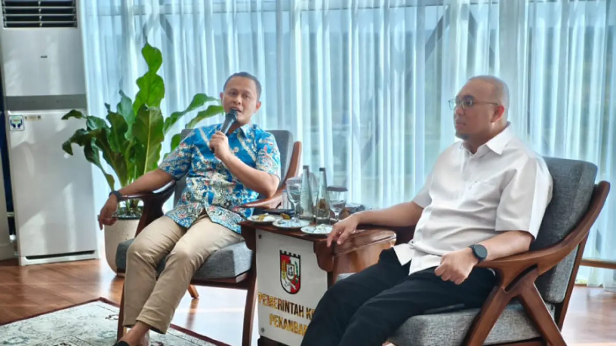 Wako Pekanbaru Agung Nugroho memaparkan rencana pembangunan ibukota Provinsi Riau ini langsung pada Ketua Komisi VI DPR-RI Andre Rosiade, Jumat (19/6/2026) di Kantor Walikota Pekanbaru di Tenayan Raya. (M Ali Nurman/Riaupos.co)