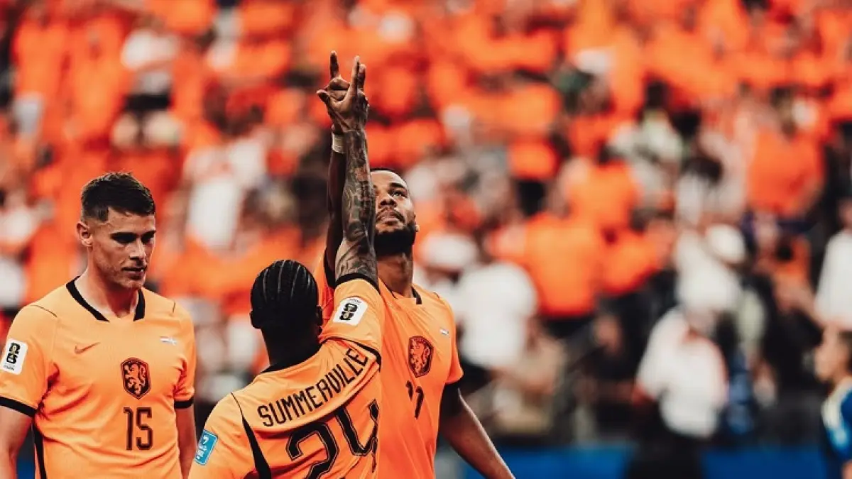 Winger Belanda Cody Gakpo (kanan) merayakan gol bersama Crysencio Summerville usai membobol gawang Swedia di fase grup Piala Dunia 2026 di Houston, Ahad (21/6/2026) dini hari WIB. (Instagram @codymathesgakpo)
