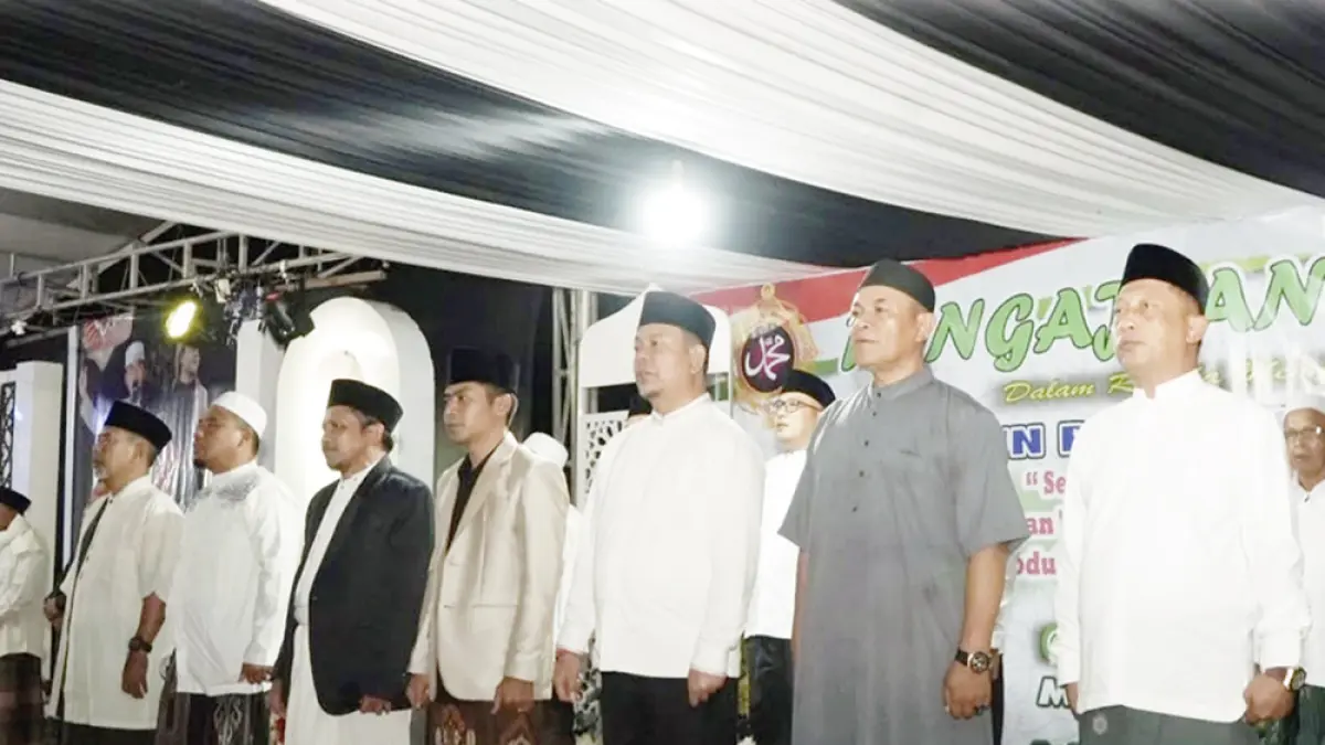 TAHUN BARU ISLAM: Wabup Rohul H Syafaruddin Poti (tiga kanan) menghadiri pengajian akbar dalam rangka Peringatan Tahun Baru Islam 1448 H yang digelar di halaman Masjid Jami Al-Barokah, Dusun Suka Maju, Desa Kota Baru, Kecamatan Kunto Darussalam, Sabtu (20/6/2026).  (Foto Dinas Kominfo Rohul untuk Riau Pos)

