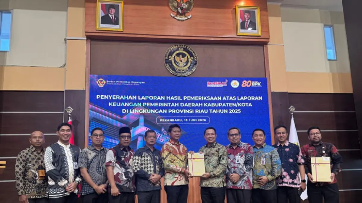 Wabup Pelalawan H Husni Tamrin SH dan Ketua DPRD Pelalawan Syafrizal, SE bersama Kepala OPD usai menerima penghargaan WTP dari BPK RI di auditorium lantai II Gedung BPK Perwakilan Provinsi Riau, Jalan Jenderal Sudirman No. 721, Pekanbaru, Kamis (18/6/2026). 
